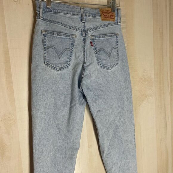 Levi’s high rise mom jeans light wash distressed, size 27 - Picture 11 of 16